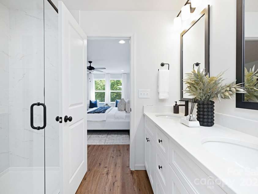 1835 Shannonhouse Drive, Charlotte, NC 28215.  MLS# CAR4325417, YatesRealty ID 1314. Representation