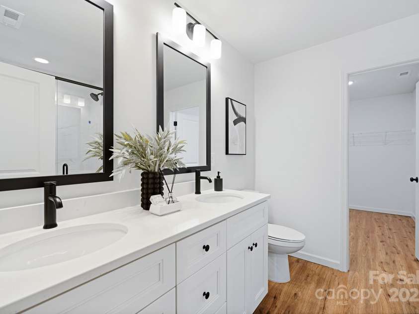 1835 Shannonhouse Drive, Charlotte, NC 28215.  MLS# CAR4325417, YatesRealty ID 1314. Representation