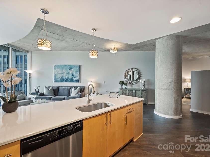 210 Church Street, Charlotte, NC 28202.  MLS# CAR4254825, YatesRealty ID 1314. Large working island 