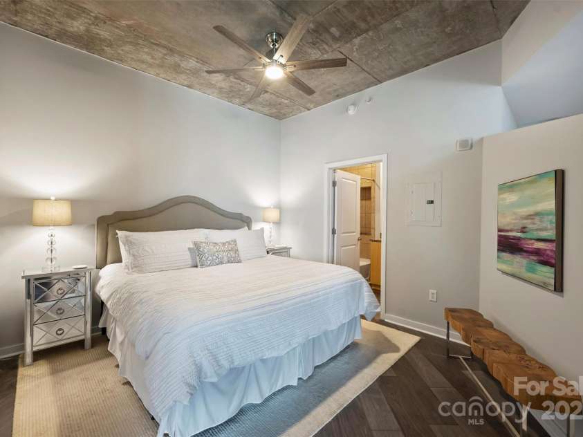 210 Church Street, Charlotte, NC 28202.  MLS# CAR4254825, YatesRealty ID 1314. Nicely sized bedroom with en-suite bathroom 