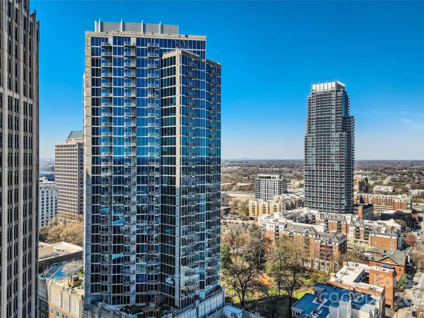 210 Church Street, Charlotte, NC 28202.  MLS# CAR4308241, YatesRealty ID 1314. Your new home is located on the 15th floor