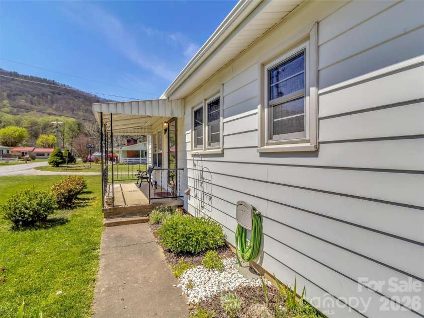 68 Skyview Drive, Waynesville, NC 28786.  MLS# CAR4368765, YatesRealty ID 13140. 