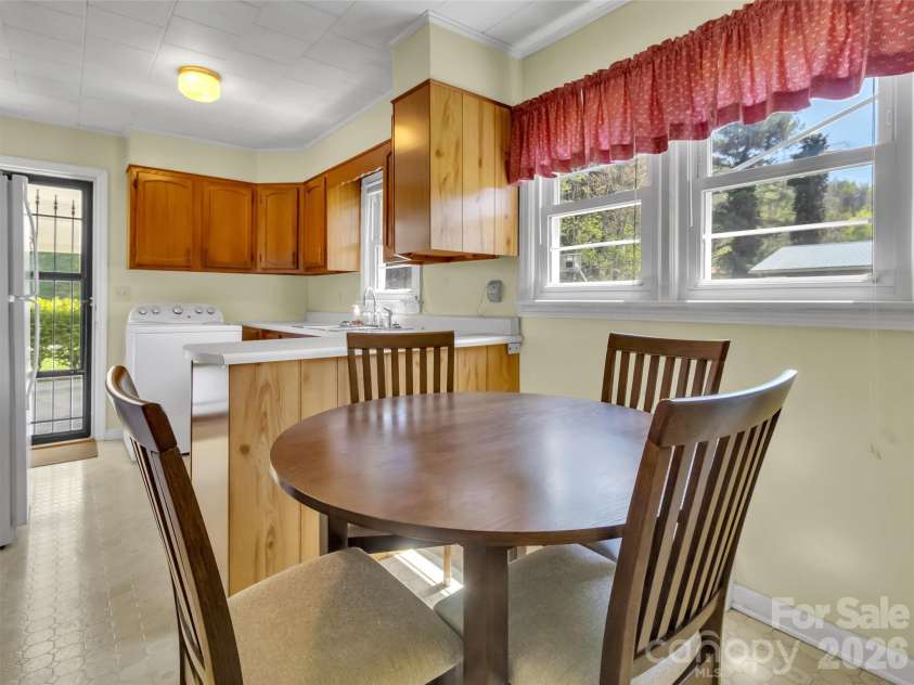 68 Skyview Drive, Waynesville, NC 28786.  MLS# CAR4368765, YatesRealty ID 13140. Eat in Kitchen