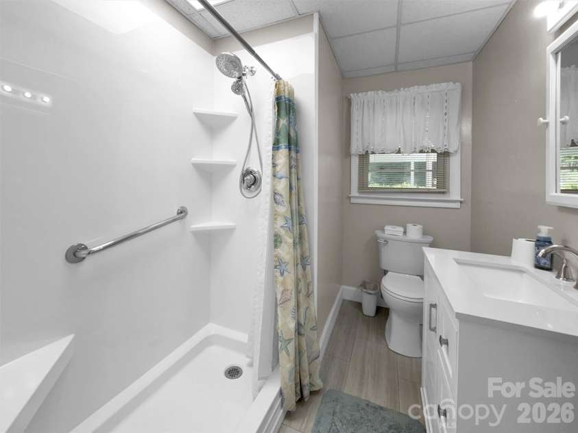 68 Skyview Drive, Waynesville, NC 28786.  MLS# CAR4368765, YatesRealty ID 13140. Newley remolded bath