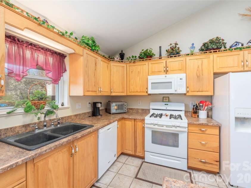 57 Gloria Way, Waynesville, NC 28785.  MLS# CAR4358759, YatesRealty ID 13141. 