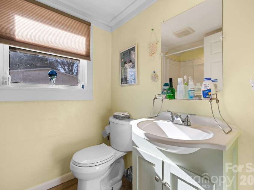 3358 Falling Creek Road, Hickory, NC 28601.  MLS# CAR4357263, YatesRealty ID 13145. Bathroom between the two bedrooms