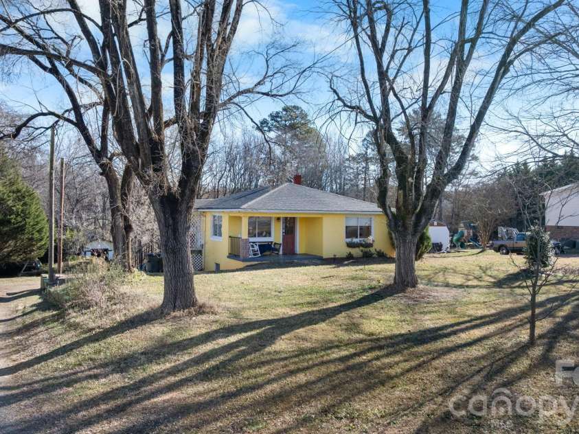3358 Falling Creek Road, Hickory, NC 28601.  MLS# CAR4357263, YatesRealty ID 13145. Country home with one-half acre