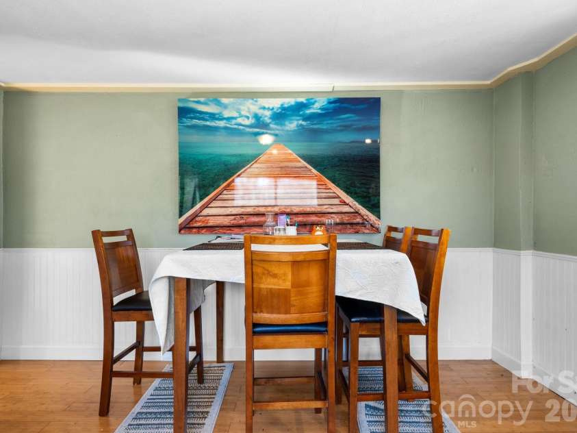3358 Falling Creek Road, Hickory, NC 28601.  MLS# CAR4357263, YatesRealty ID 13145. Eat in kitchen