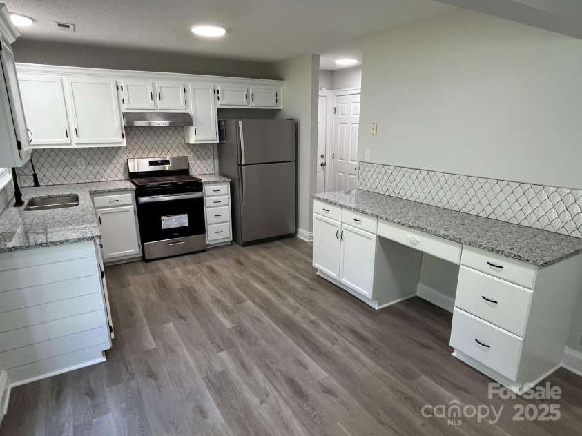 5637 Hedgecrest Place, Charlotte, NC 28269.  MLS# CAR4252309, YatesRealty ID 13146. 