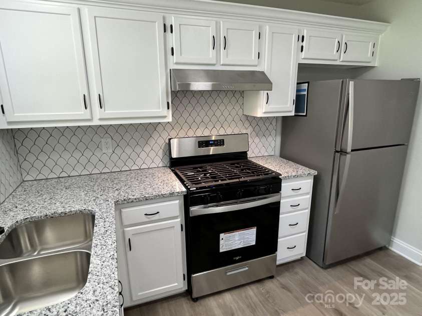 5637 Hedgecrest Place, Charlotte, NC 28269.  MLS# CAR4252309, YatesRealty ID 13146. 