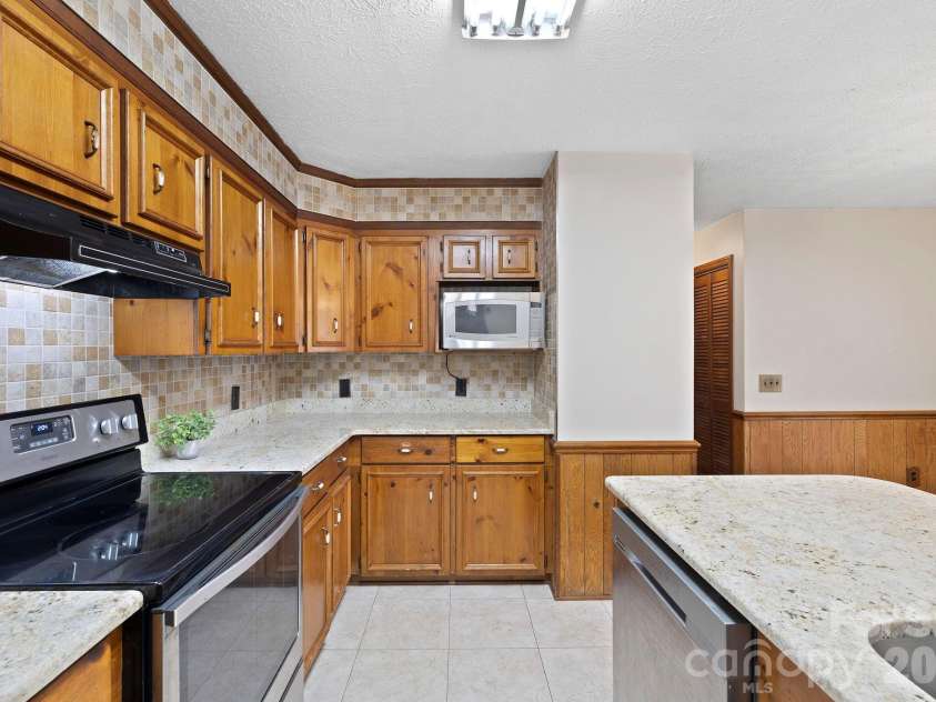 40 Country Bear Lane, Flat Rock, NC 28731.  MLS# CAR4332498, YatesRealty ID 13148. Granite counters