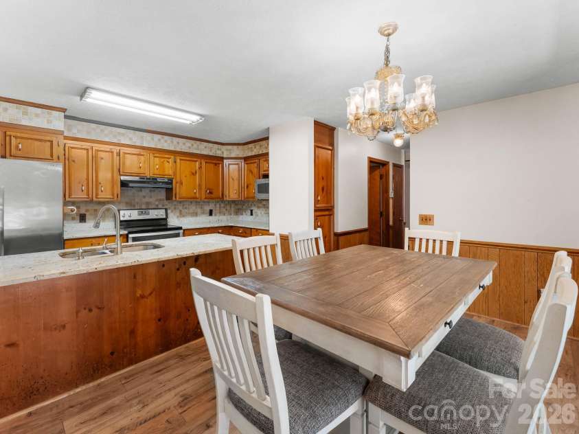 40 Country Bear Lane, Flat Rock, NC 28731.  MLS# CAR4420837, YatesRealty ID 13148. Eat in Kitchen