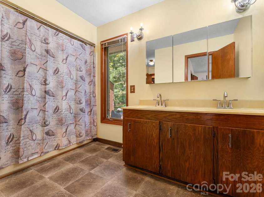 40 Country Bear Lane, Flat Rock, NC 28731.  MLS# CAR4420837, YatesRealty ID 13148. Full Bath on main