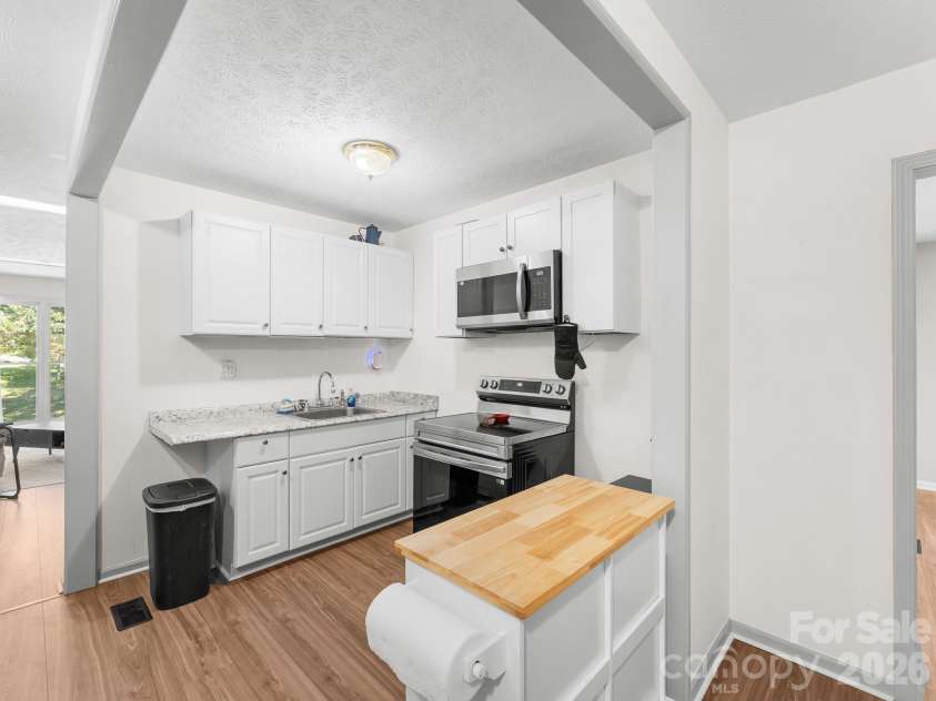 40 Country Bear Lane, Flat Rock, NC 28731.  MLS# CAR4420837, YatesRealty ID 13148. Kitchen in Apartment