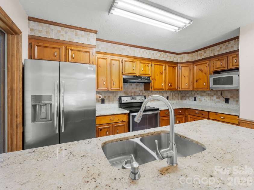 40 Country Bear Lane, Flat Rock, NC 28731.  MLS# CAR4420837, YatesRealty ID 13148. Kitchen with granite
