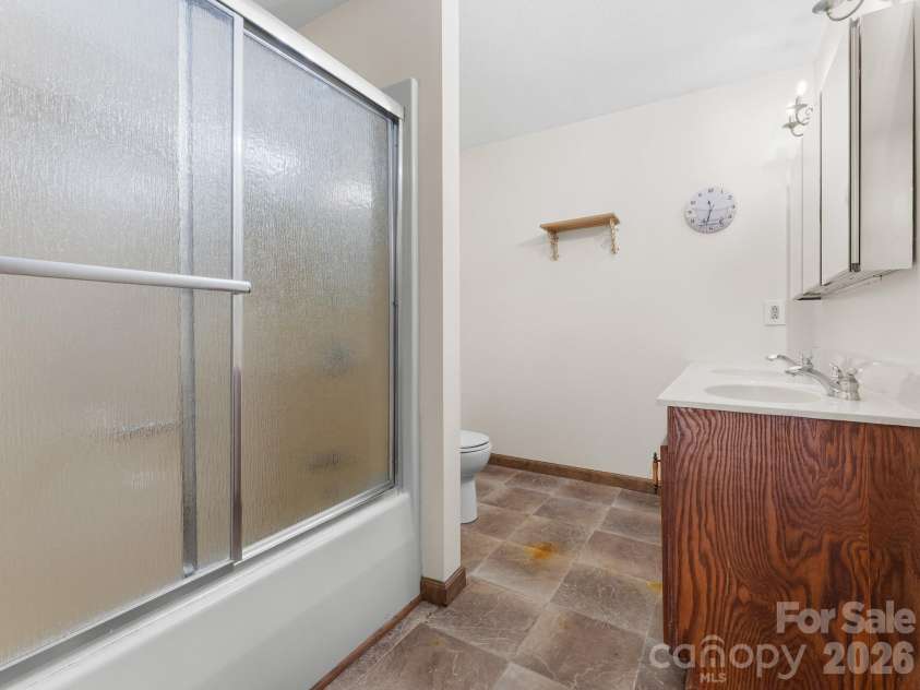 40 Country Bear Lane, Flat Rock, NC 28731.  MLS# CAR4420837, YatesRealty ID 13148. Upstairs Full Bathroom