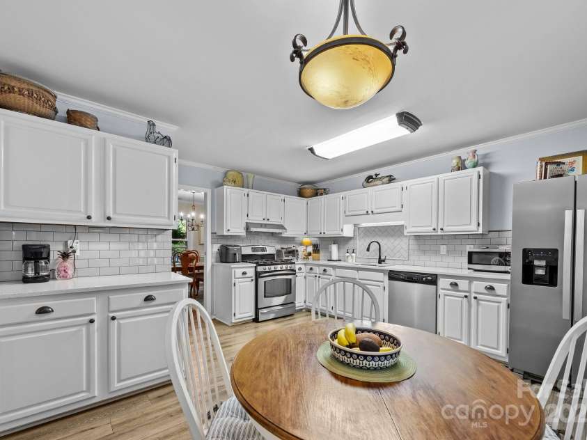 10139 Sardis Oaks Road, Charlotte, NC 28270.  MLS# CAR4250310, YatesRealty ID 13149. Kitchen