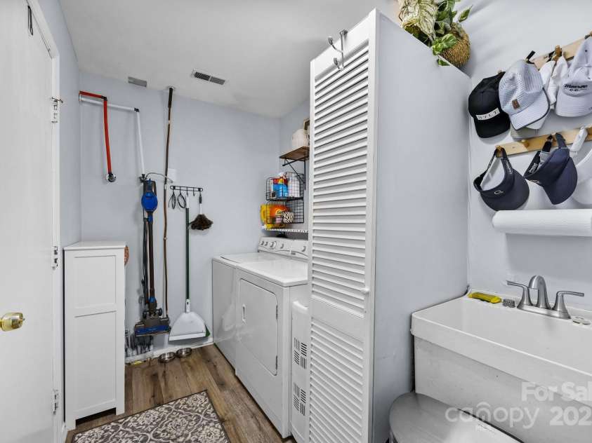 10139 Sardis Oaks Road, Charlotte, NC 28270.  MLS# CAR4250310, YatesRealty ID 13149. Laundry room