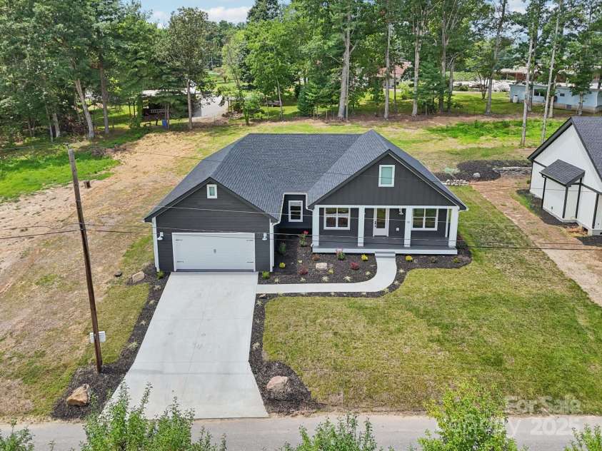 86 Point Hope Lane, Hendersonville, NC 28792.  MLS# CAR4264564, YatesRealty ID 1315. 