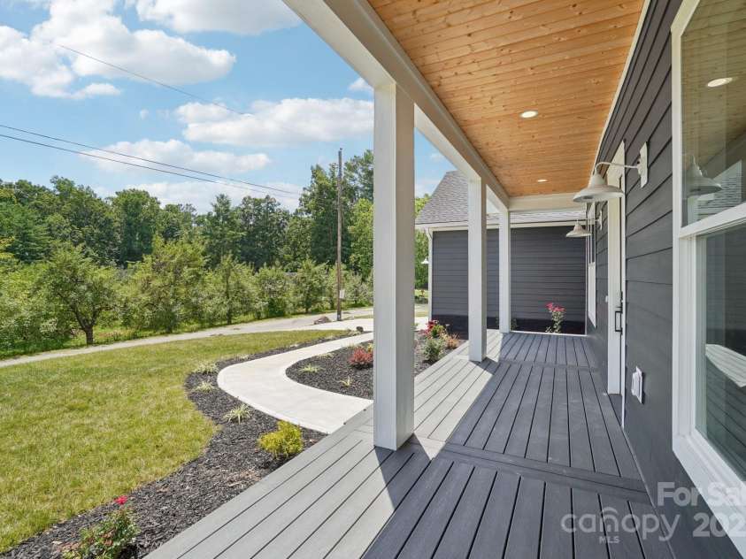 86 Point Hope Lane, Hendersonville, NC 28792.  MLS# CAR4264564, YatesRealty ID 1315. 