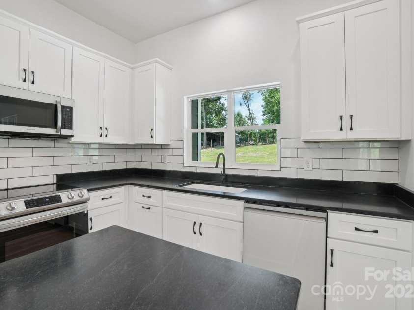 86 Point Hope Lane, Hendersonville, NC 28792.  MLS# CAR4264564, YatesRealty ID 1315. 