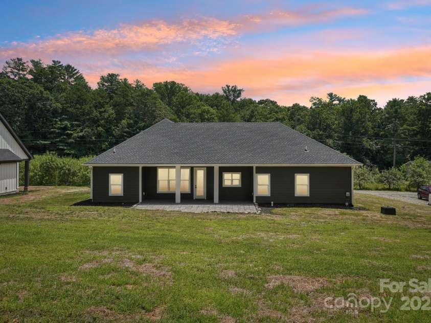 86 Point Hope Lane, Hendersonville, NC 28792.  MLS# CAR4264564, YatesRealty ID 1315. 