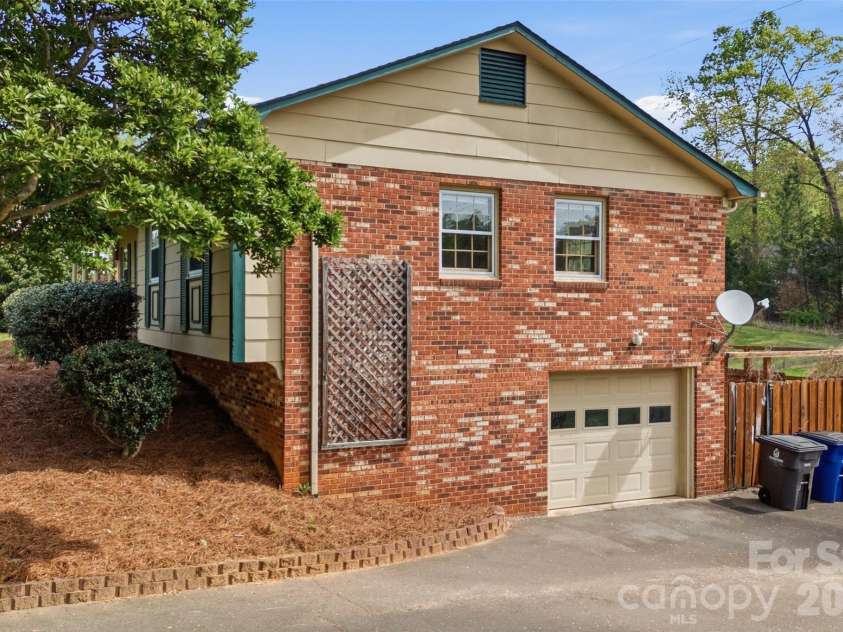 2545 Wood Valley Road, Winston Salem, NC 27106.  MLS# CAR4370249, YatesRealty ID 13152. 