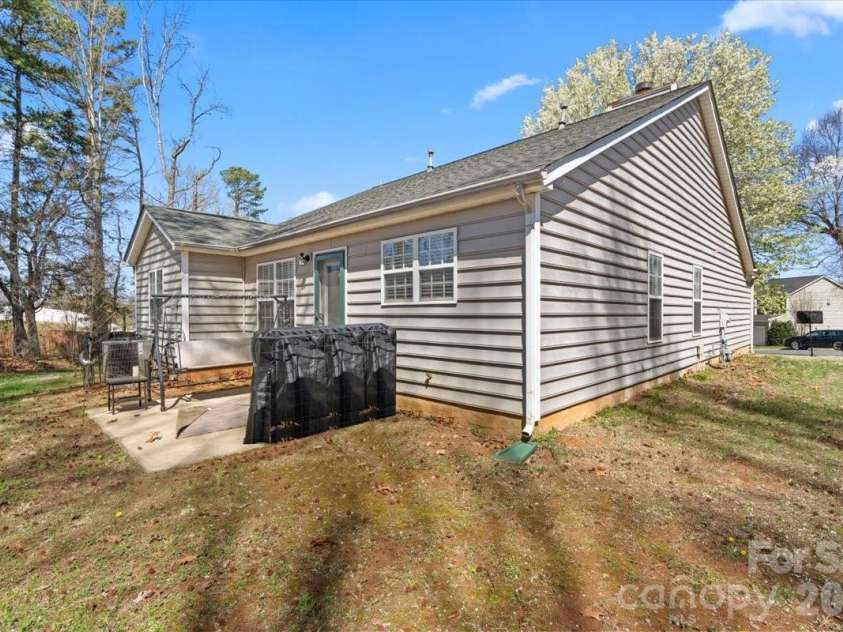 8636 Warwick Crest Lane, Charlotte, NC 28215.  MLS# CAR4357082, YatesRealty ID 13153. 