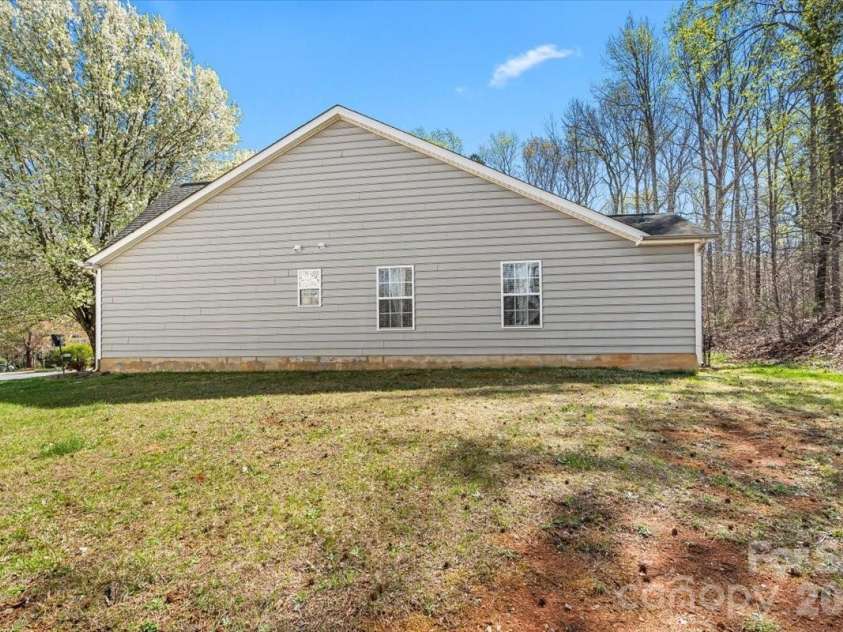 8636 Warwick Crest Lane, Charlotte, NC 28215.  MLS# CAR4357082, YatesRealty ID 13153. 