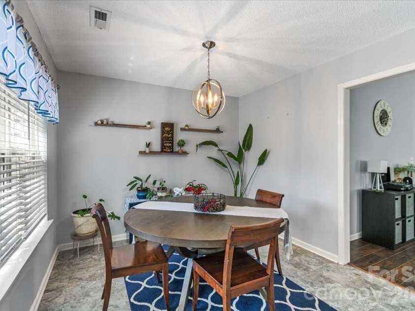 8636 Warwick Crest Lane, Charlotte, NC 28215.  MLS# CAR4357082, YatesRealty ID 13153. Dining Area