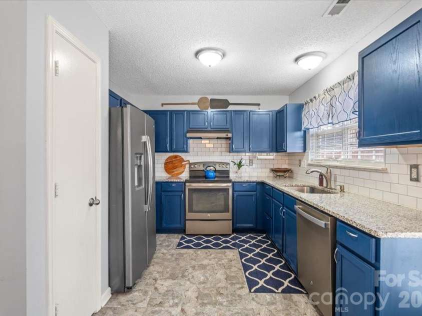 8636 Warwick Crest Lane, Charlotte, NC 28215.  MLS# CAR4357082, YatesRealty ID 13153. Kitchen