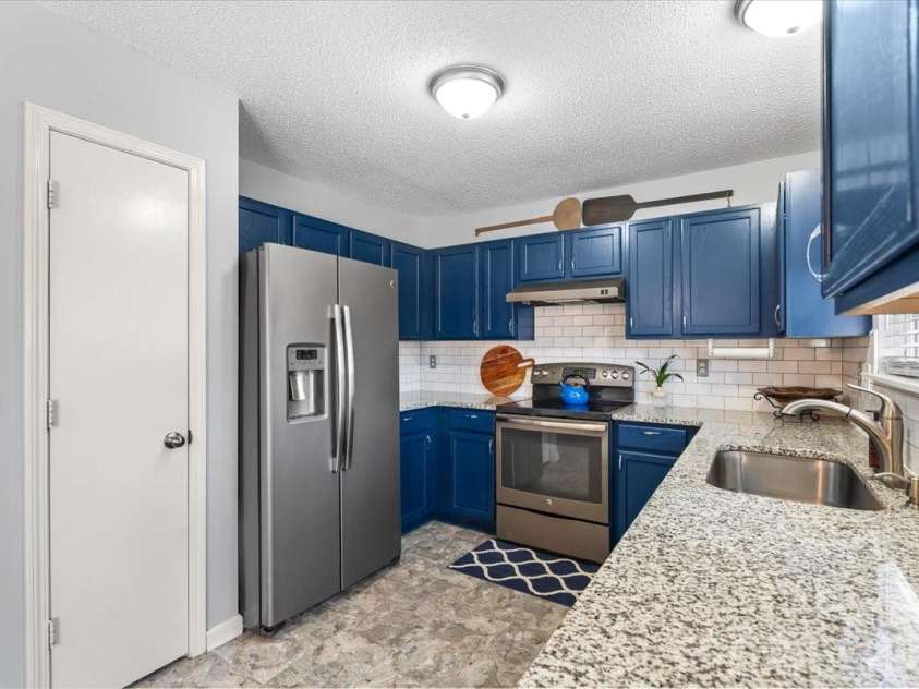8636 Warwick Crest Lane, Charlotte, NC 28215.  MLS# CAR4357082, YatesRealty ID 13153. Kitchen