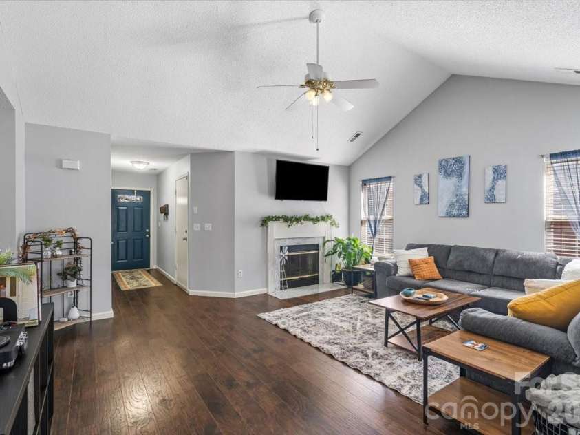 8636 Warwick Crest Lane, Charlotte, NC 28215.  MLS# CAR4357082, YatesRealty ID 13153. Living Room