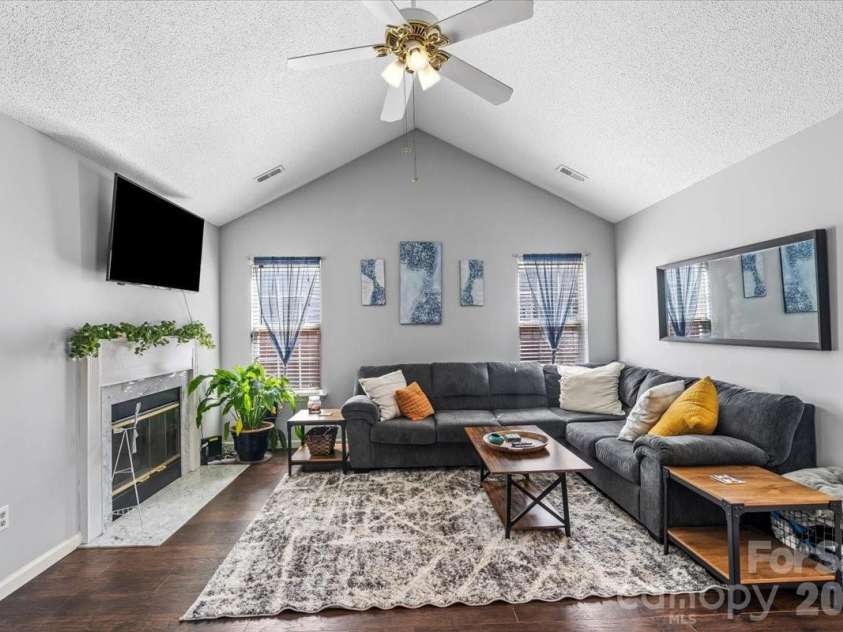 8636 Warwick Crest Lane, Charlotte, NC 28215.  MLS# CAR4357082, YatesRealty ID 13153. Living Room