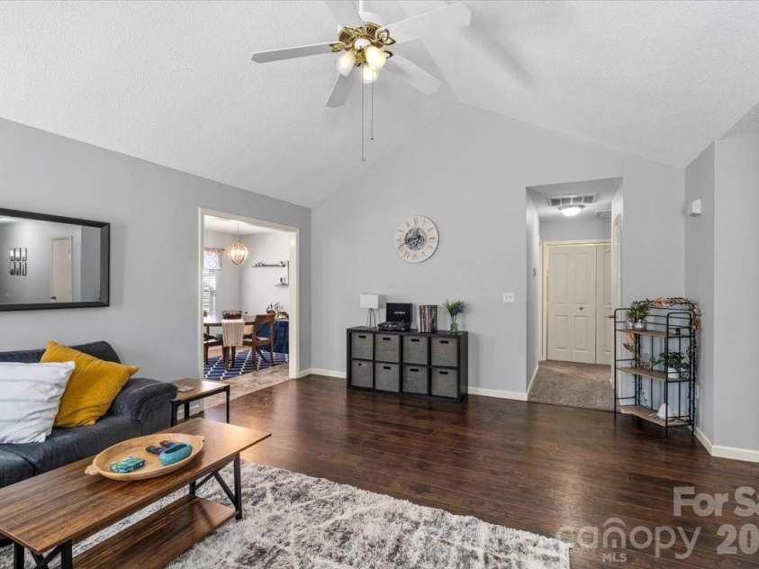 8636 Warwick Crest Lane, Charlotte, NC 28215.  MLS# CAR4357082, YatesRealty ID 13153. Living Room