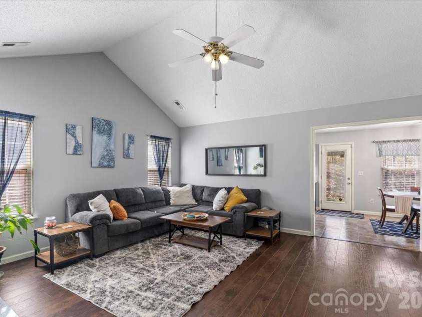 8636 Warwick Crest Lane, Charlotte, NC 28215.  MLS# CAR4357082, YatesRealty ID 13153. Living Room