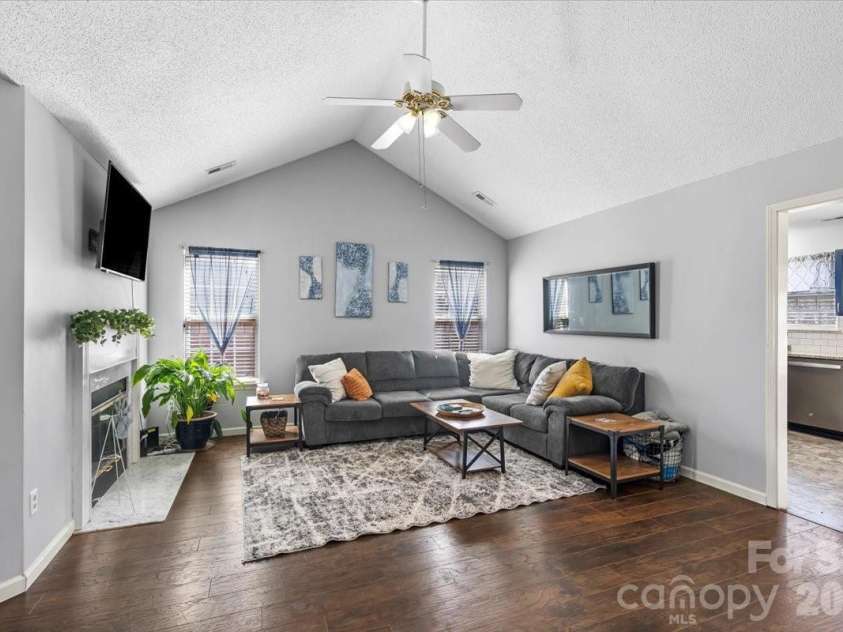 8636 Warwick Crest Lane, Charlotte, NC 28215.  MLS# CAR4357082, YatesRealty ID 13153. Living Room