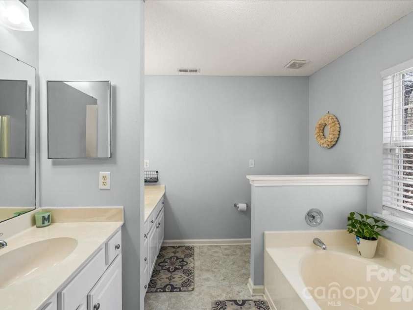 8636 Warwick Crest Lane, Charlotte, NC 28215.  MLS# CAR4357082, YatesRealty ID 13153. Primary Bathroom