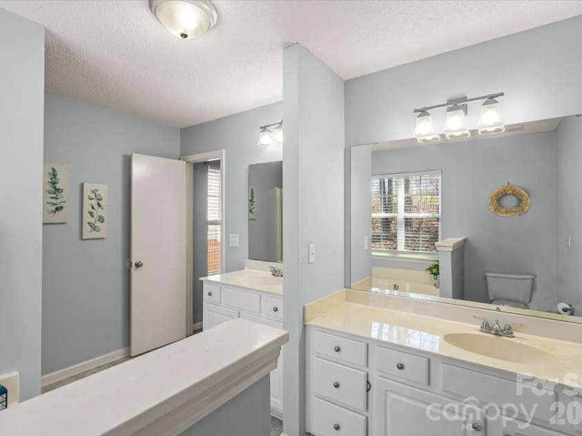 8636 Warwick Crest Lane, Charlotte, NC 28215.  MLS# CAR4357082, YatesRealty ID 13153. Primary Bathroom
