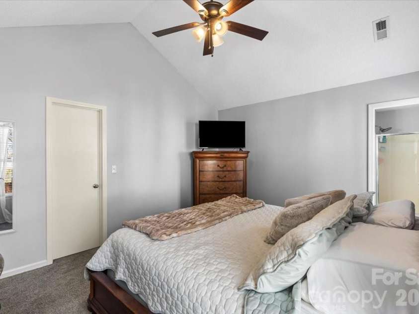 8636 Warwick Crest Lane, Charlotte, NC 28215.  MLS# CAR4357082, YatesRealty ID 13153. Primary Bedroom
