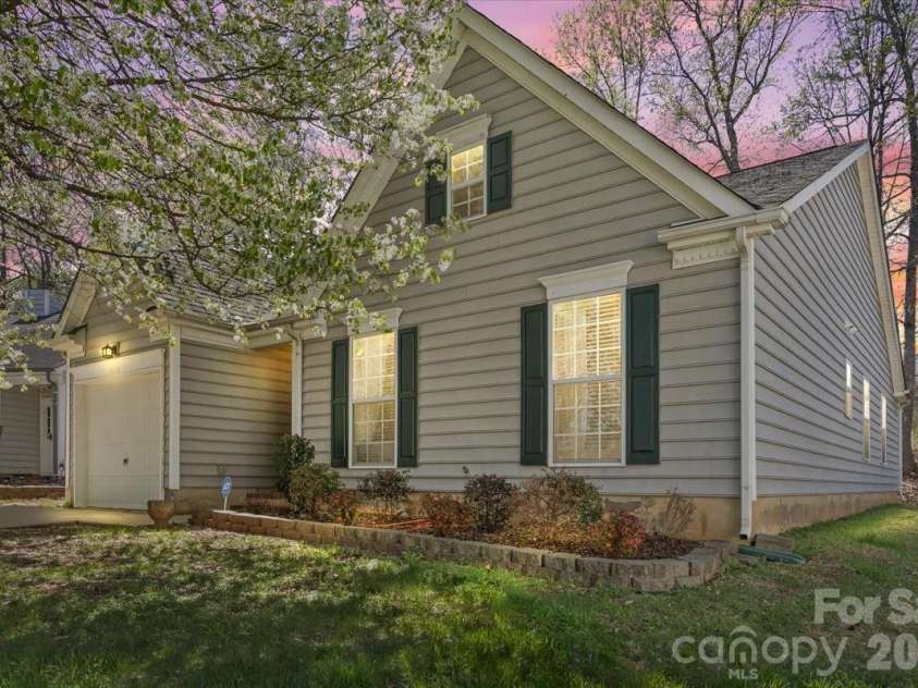 8636 Warwick Crest Lane, Charlotte, NC 28215.  MLS# CAR4357082, YatesRealty ID 13153. Welcome Home!
