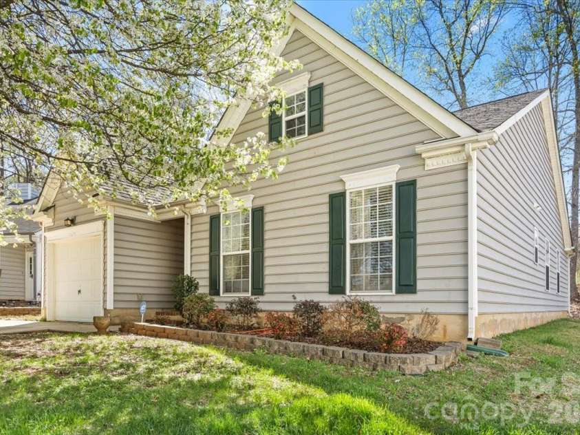 8636 Warwick Crest Lane, Charlotte, NC 28215.  MLS# CAR4357082, YatesRealty ID 13153. Welcome Home!