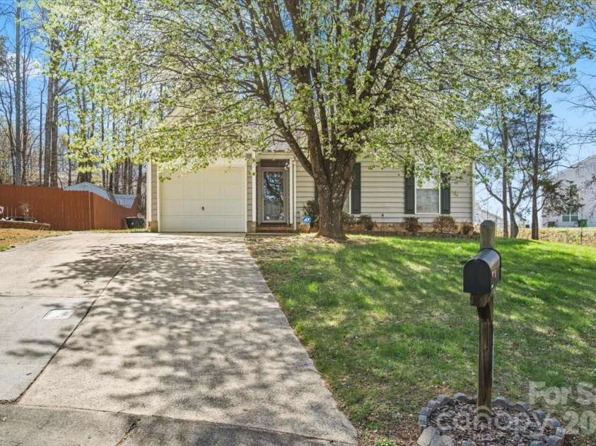 8636 Warwick Crest Lane, Charlotte, NC 28215.  MLS# CAR4357082, YatesRealty ID 13153. Welcome Home!