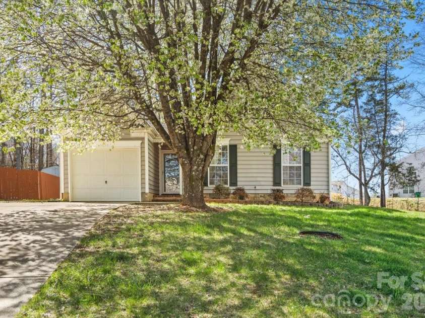 8636 Warwick Crest Lane, Charlotte, NC 28215.  MLS# CAR4357082, YatesRealty ID 13153. Welcome Home!