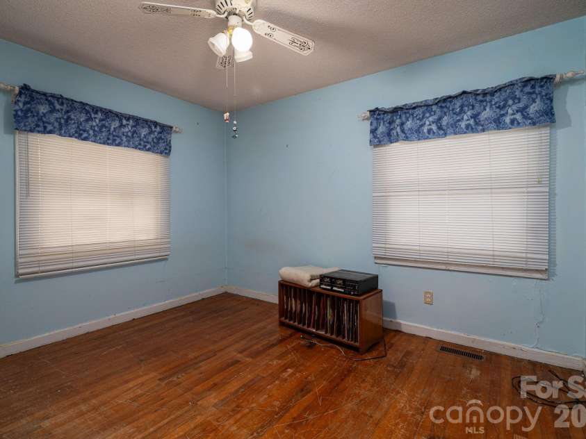 1724 Perry Street, Gastonia, NC 28054.  MLS# CAR4312386, YatesRealty ID 13154. 