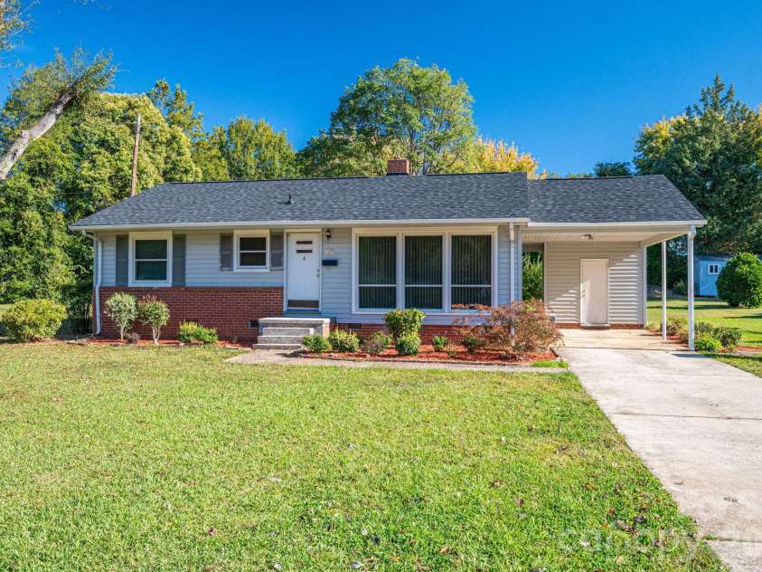 1724 Perry Street, Gastonia, NC 28054.  MLS# CAR4312386, YatesRealty ID 13154. 
