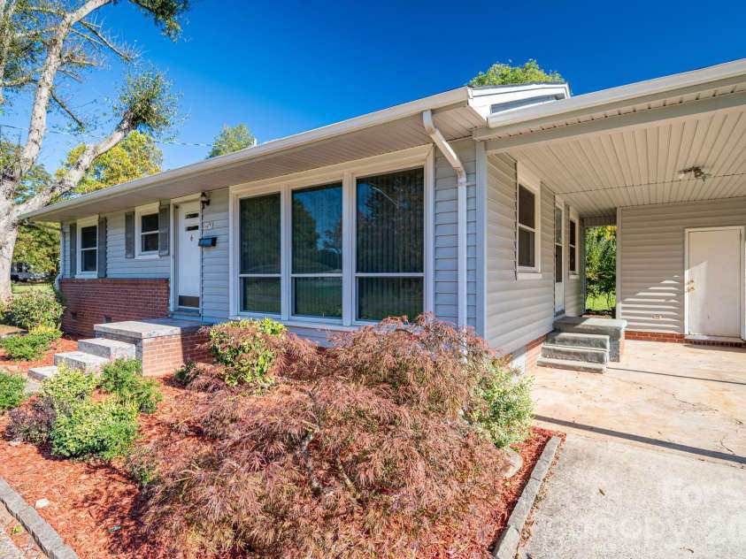 1724 Perry Street, Gastonia, NC 28054.  MLS# CAR4312386, YatesRealty ID 13154. 