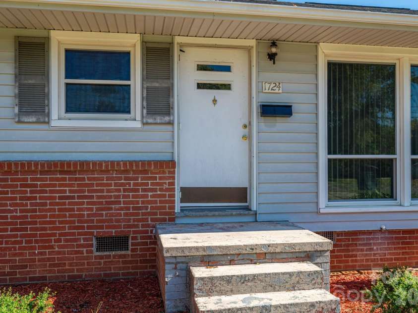1724 Perry Street, Gastonia, NC 28054.  MLS# CAR4312386, YatesRealty ID 13154. 