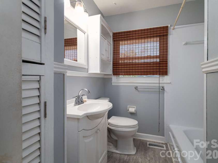1724 Perry Street, Gastonia, NC 28054.  MLS# CAR4312386, YatesRealty ID 13154. 