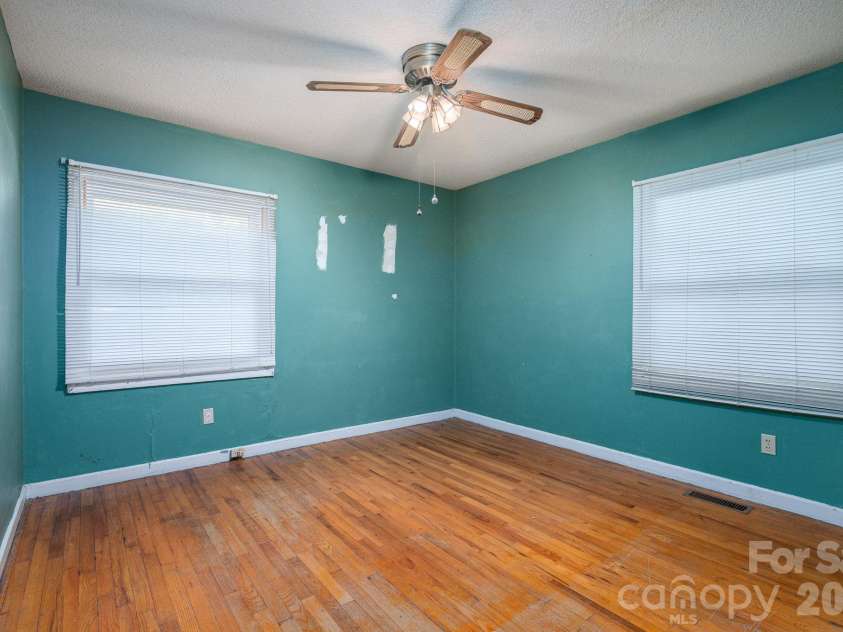 1724 Perry Street, Gastonia, NC 28054.  MLS# CAR4312386, YatesRealty ID 13154. 